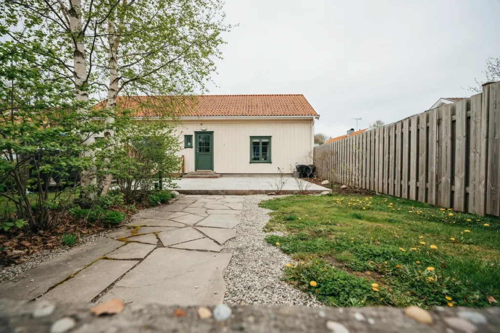 stens ttning plattl ggning som lyfter tomten material m nster och smart planering f r villa gare